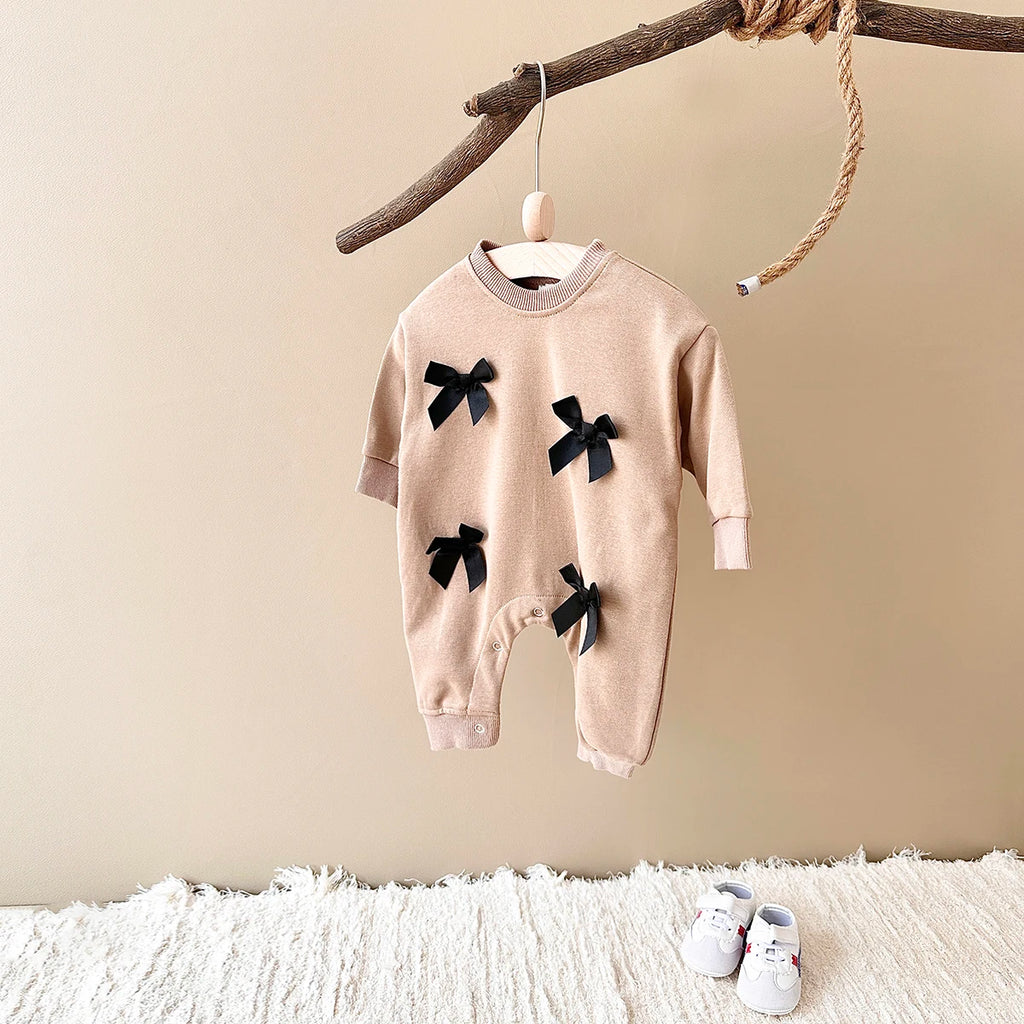 TinyTales Bow Charm Onesie – Mjuk Babyoverall med Dekorativa Rosetter
