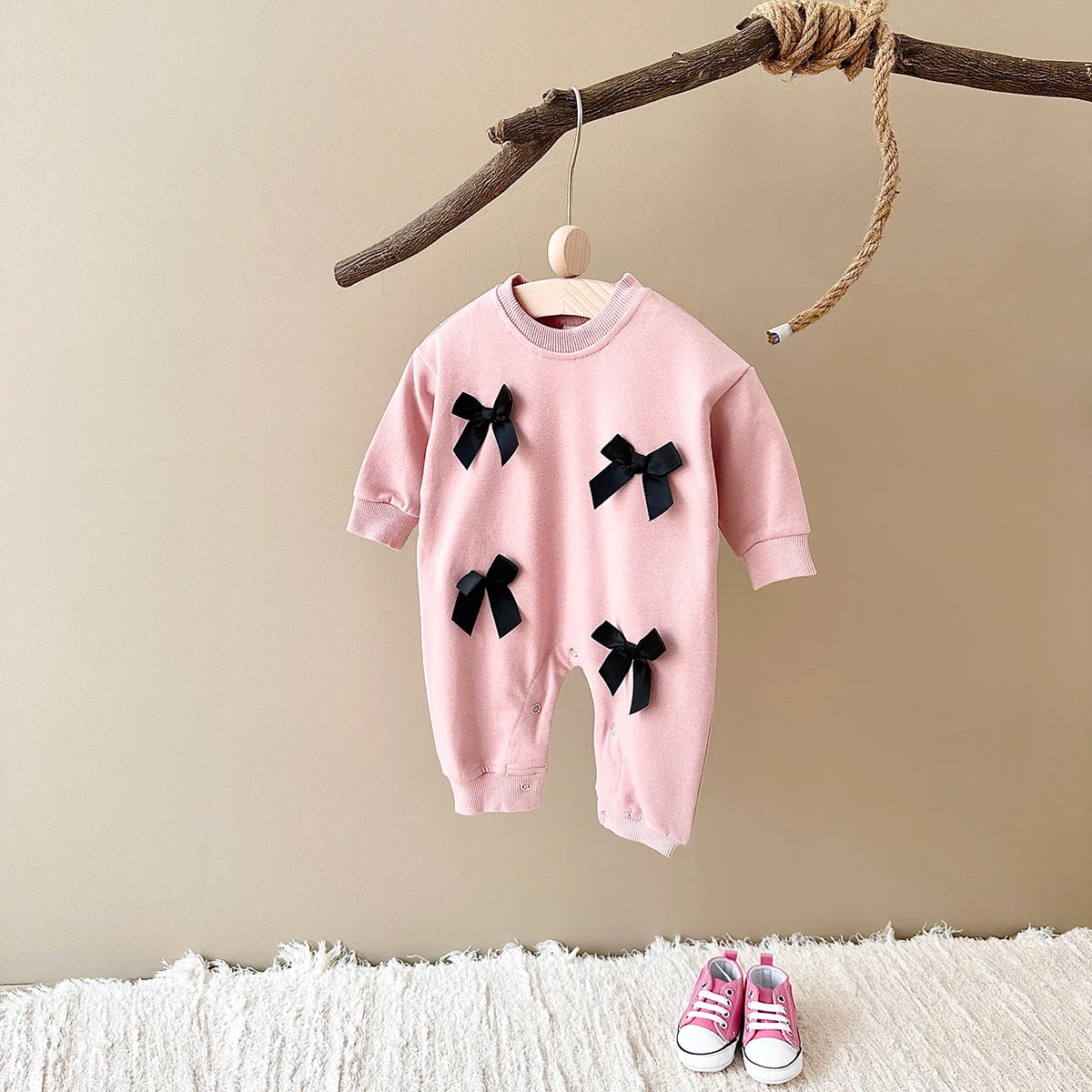 TinyTales Bow Charm Onesie – Mjuk Babyoverall med Dekorativa Rosetter