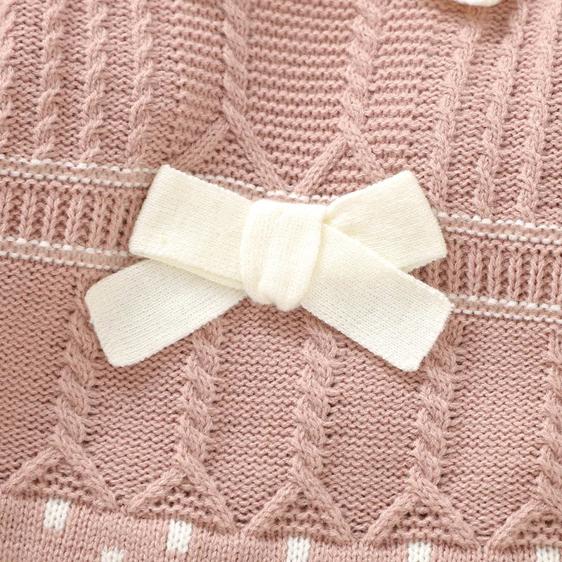 TinyTales Knit Elegance Set – Klassisk Stickad Babyoverall med Rosett & Mössa