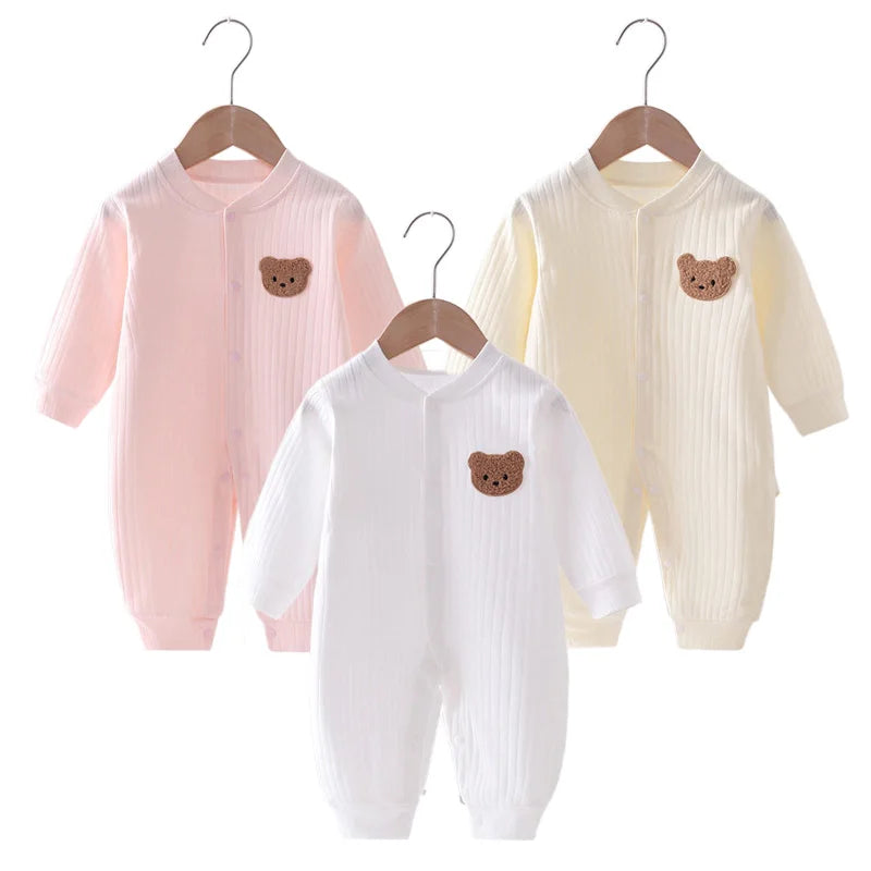 TinyTales Cozy Bear Onesie – Mjuk Babyoverall i Bomull med Björndetalj