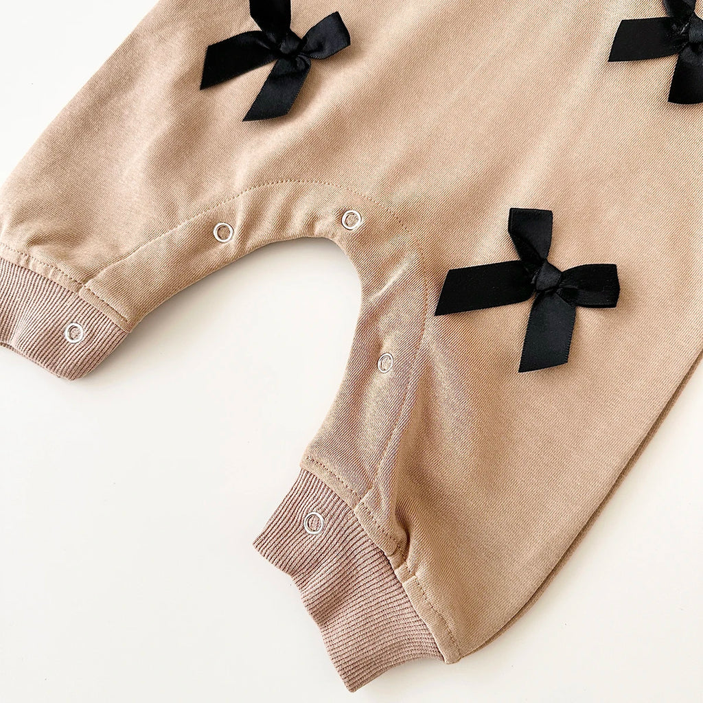 TinyTales Bow Charm Onesie – Mjuk Babyoverall med Dekorativa Rosetter