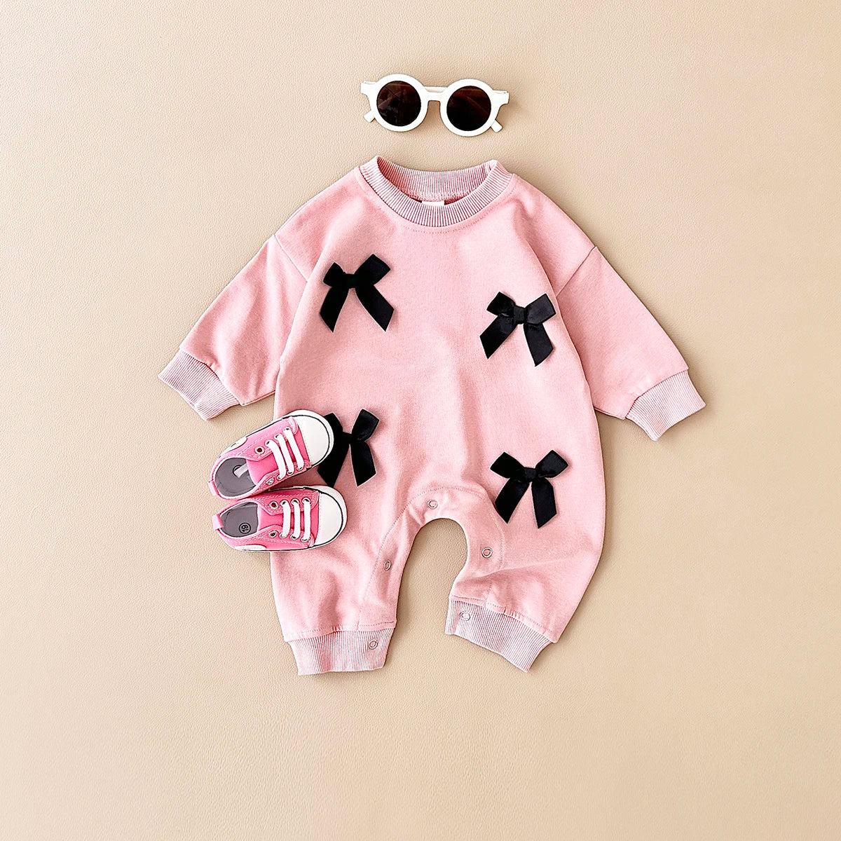 TinyTales Bow Charm Onesie – Mjuk Babyoverall med Dekorativa Rosetter