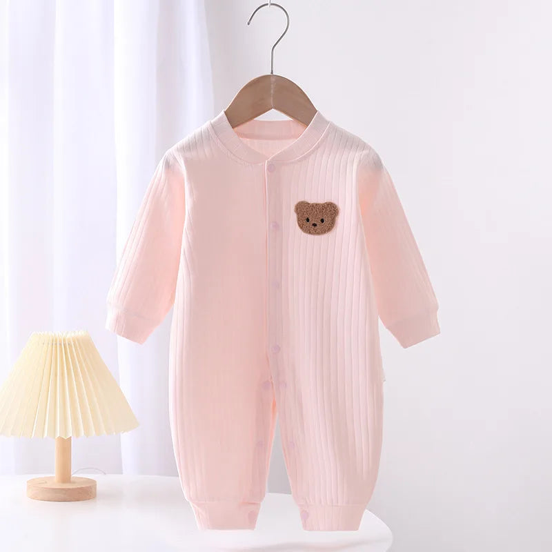 TinyTales Cozy Bear Onesie – Mjuk Babyoverall i Bomull med Björndetalj