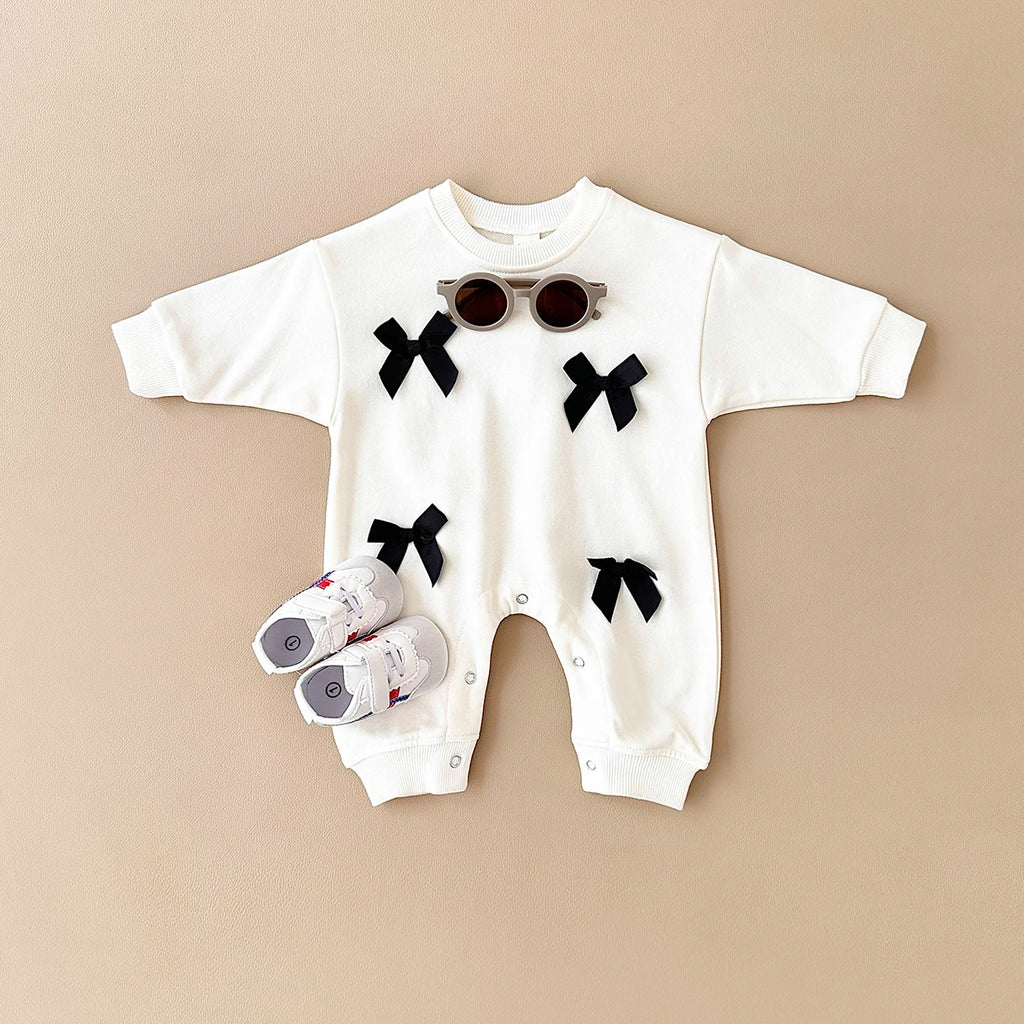 TinyTales Bow Charm Onesie – Mjuk Babyoverall med Dekorativa Rosetter