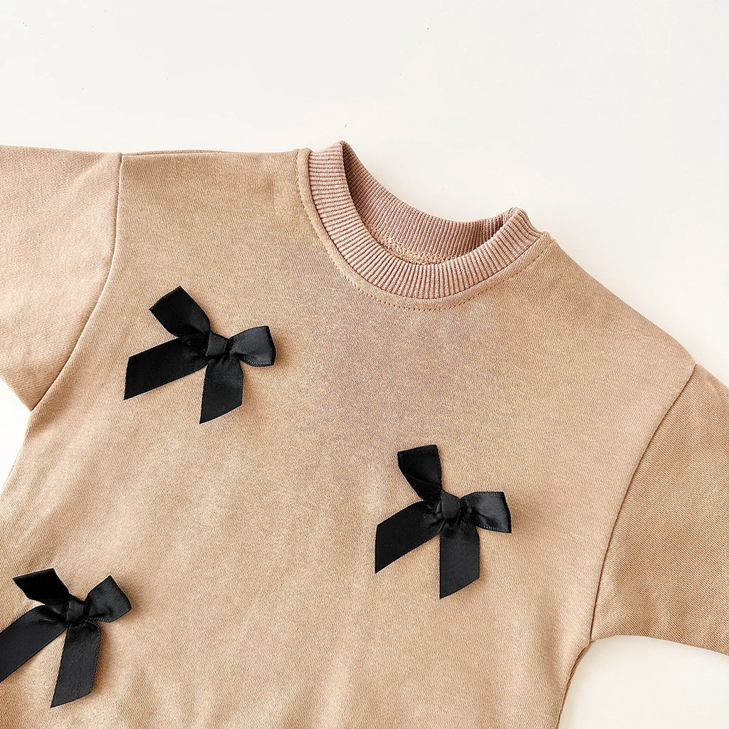 TinyTales Bow Charm Onesie – Mjuk Babyoverall med Dekorativa Rosetter