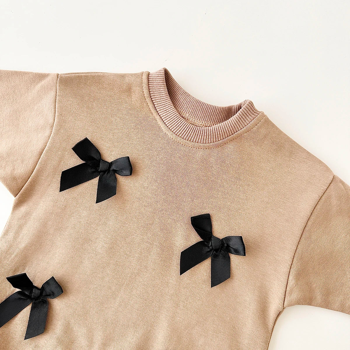 TinyTales Bow Charm Onesie – Mjuk Babyoverall med Dekorativa Rosetter
