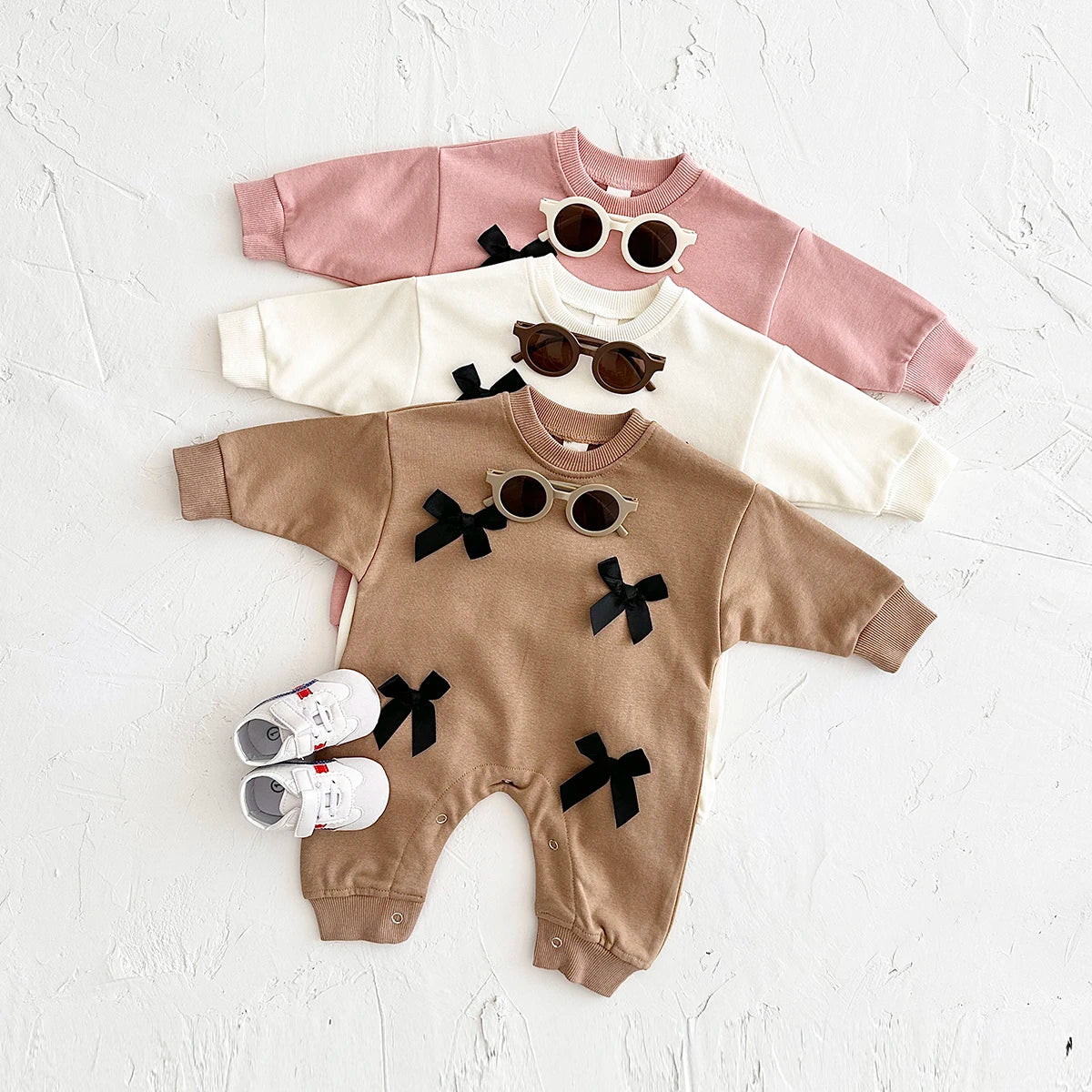 TinyTales Bow Charm Onesie – Mjuk Babyoverall med Dekorativa Rosetter