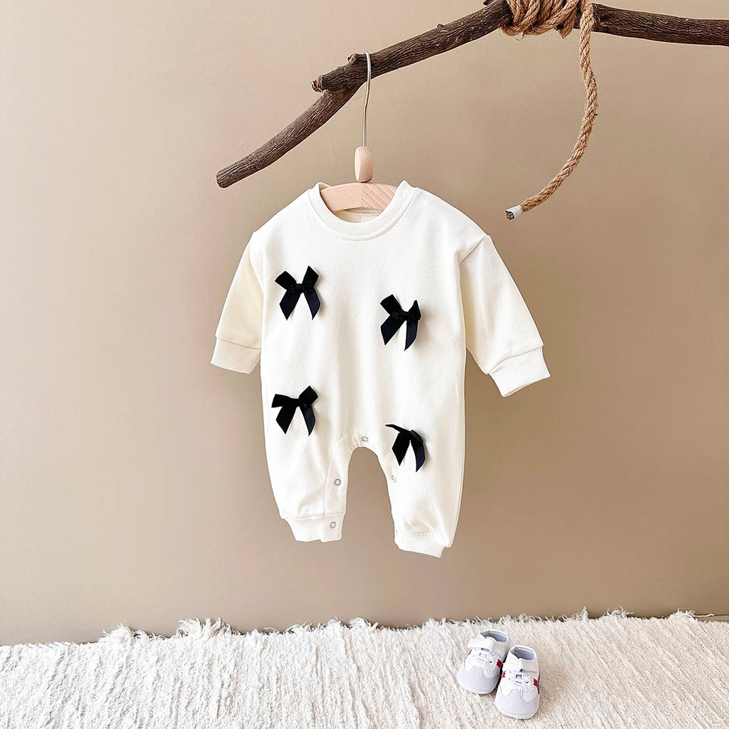 TinyTales Bow Charm Onesie – Mjuk Babyoverall med Dekorativa Rosetter