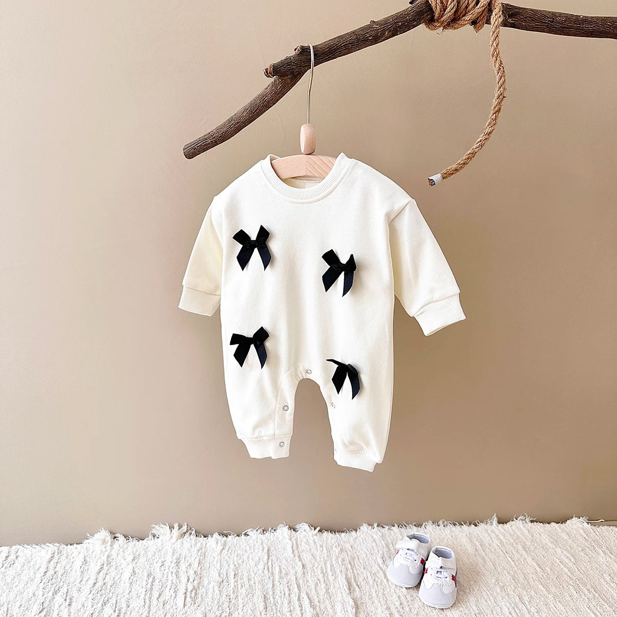 TinyTales Bow Charm Onesie – Mjuk Babyoverall med Dekorativa Rosetter