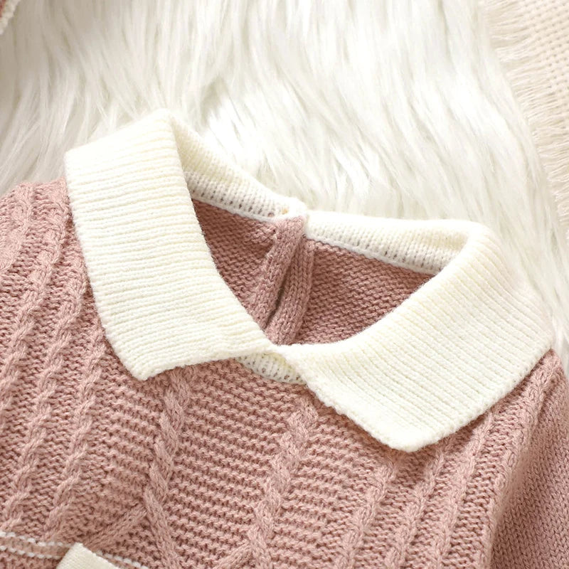 TinyTales Knit Elegance Set – Klassisk Stickad Babyoverall med Rosett & Mössa