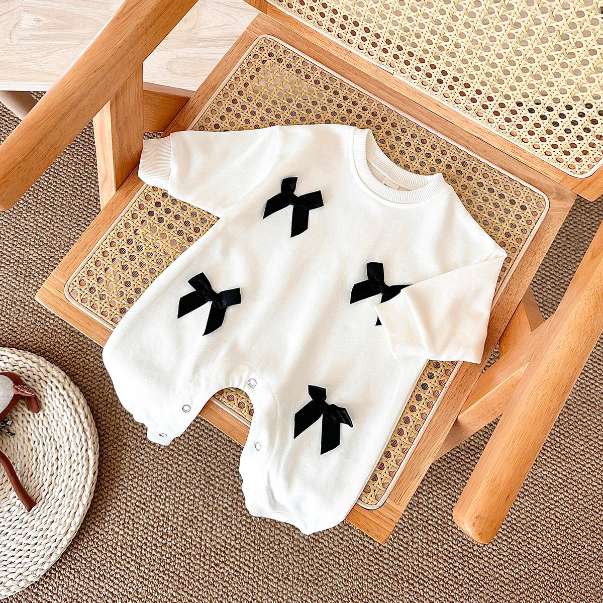 TinyTales Bow Charm Onesie – Mjuk Babyoverall med Dekorativa Rosetter
