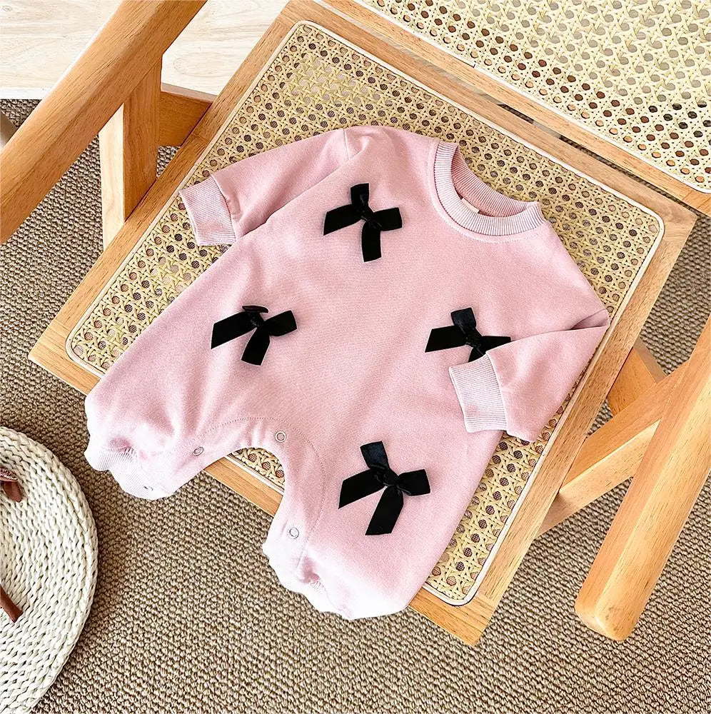 TinyTales Bow Charm Onesie – Mjuk Babyoverall med Dekorativa Rosetter