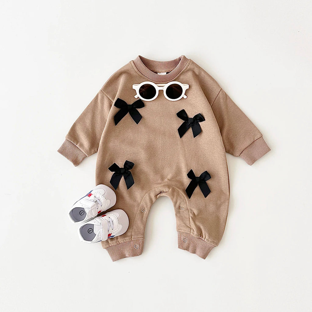 TinyTales Bow Charm Onesie – Mjuk Babyoverall med Dekorativa Rosetter